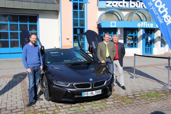 Saalfelden`s Bürgermeister Erich Rohrmoser war der erste Besucher, welcher die Probefahrt mit dem neuen BMW I8 sehr genoss.